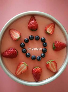 用冷水泡好的吉利丁片，加50克水隔热水溶化，加入先前预留的草莓泥中搅拌均匀。晾凉后慢慢倒入模具表面，冷藏4个小时后，取出表面装饰即可