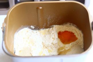 除了黄油，芝麻，杏仁片以外。把食材一同放入面包桶！