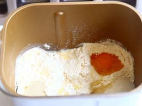 除了黄油，芝麻，杏仁片以外。把食材一同放入面包桶！