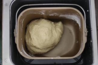 除了黄油，芝麻，杏仁片以外。把食材一同放入面包桶！