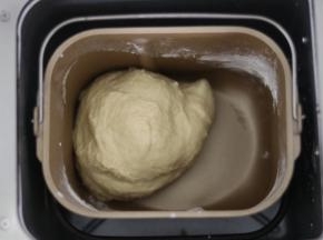 除了黄油，芝麻，杏仁片以外。把食材一同放入面包桶！