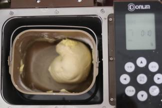 10分钟后加入黄油再次启动10分钟和面。