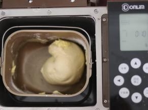 10分钟后加入黄油再次启动10分钟和面。