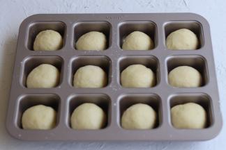 分成12个小面团放入学厨不沾方形12连杯。