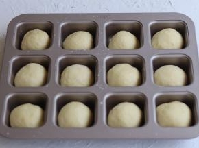 分成12个小面团放入学厨不沾方形12连杯。