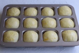 也是常温发酵至25分左右就够了，涂抹上蛋黄液。