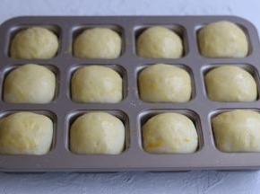 也是常温发酵至25分左右就够了，涂抹上蛋黄液。