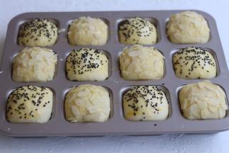 撒上芝麻，贴上杏仁就好了，烤箱预热