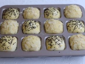 撒上芝麻，贴上杏仁就好了，烤箱预热