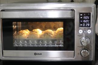 上火150，下火160，烘烤至30分钟。