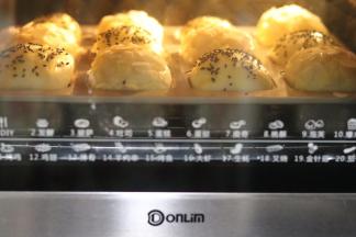 在烤箱里的面包还会继续发酵变大一会