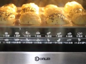 在烤箱里的面包还会继续发酵变大一会