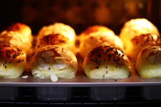 在烤箱里的面包还会继续发酵变大一会