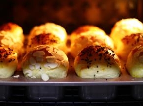 在烤箱里的面包还会继续发酵变大一会