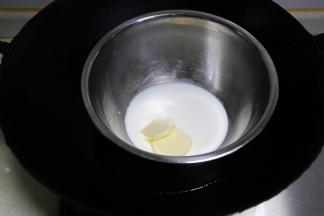牛奶和黄油放入奶锅，隔水小火加热融化
