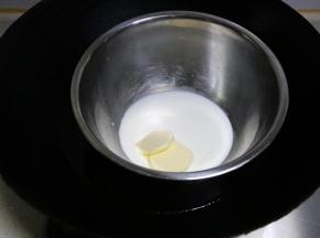 牛奶和黄油放入奶锅，隔水小火加热融化
