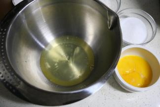 将蛋白和蛋黄分离在两个无水无油的盆中