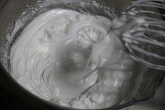 蛋白打至粗泡后，分三次加入细砂糖，打至干性发泡