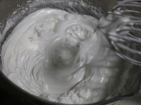 蛋白打至粗泡后，分三次加入细砂糖，打至干性发泡