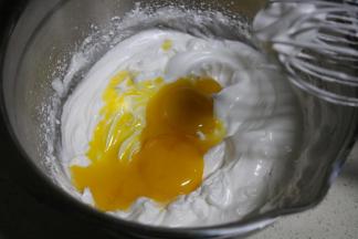 加入蛋黄，继续搅打2分钟左右