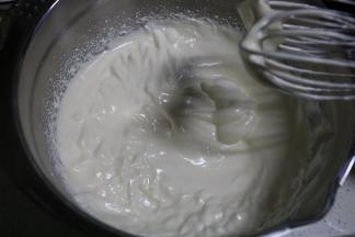 如图，打蛋器流下的蛋液不易消失