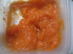 胡萝卜的处理：
  1、方法 一是生胡萝卜，直接洗净切块，加水用料理机打成泥状；
  2、 方法二是将胡萝卜洗净切块，上锅大火蒸软，再取出用料理机打碎。和面时全部用熟胡萝卜泥代替清水。需要注意的是不同品牌的面粉，吸水性也不同。方子中的胡萝卜泥要根据情况来增减。（450克面粉 +250克熟胡萝卜泥+4克酵母。制作方法也是如下）
    这两种方法做出的馒头口感是一样的。用方法二做出的馒头呢，颜色更加靓丽，视觉效果很好。