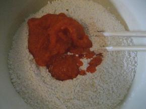 面粉加入酵母混合均匀；胡萝卜洗净切块，加适量清水用料理机打成泥状，加入到面粉中；