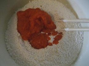 面粉加入酵母混合均匀；胡萝卜洗净切块，加适量清水用料理机打成泥状，加入到面粉中；