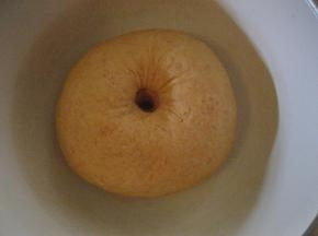 面团发酵到原体积两倍大，面团中组织呈蜂窝状表示发酵完成；