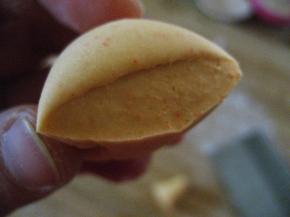 取一个剂子，反复揉搓，直至面团内部无气泡；