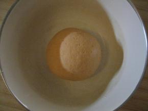 把面粉揉成光滑的面团，放容器中盖上打湿的屉布（或者盖上保鲜膜），放温暖处进行发酵；