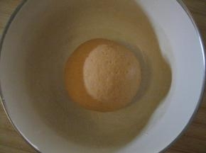 把面粉揉成光滑的面团，放容器中盖上打湿的屉布（或者盖上保鲜膜），放温暖处进行发酵；