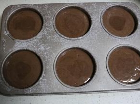 蛋糕糊从高处倒入，8分满，提起模具振三下，振出大气泡