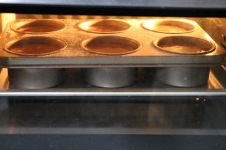 放入预热好的烤箱，中层，上下火，
170度28分钟