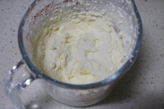 淡奶油加入细砂糖，打发好后装入裱花袋