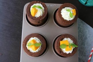 装饰上水果即可