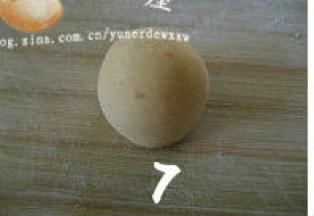 揉好的面团整成圆形，盖上打湿的屉布放温暖处二次醒发(醒发时一定要盖上湿屉布，这样可以避免馒头生坯表面干裂。我就是由于忘了盖屉布，醒好的馒头就有裂纹）；