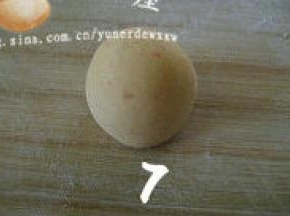 揉好的面团整成圆形，盖上打湿的屉布放温暖处二次醒发(醒发时一定要盖上湿屉布，这样可以避免馒头生坯表面干裂。我就是由于忘了盖屉布，醒好的馒头就有裂纹）；