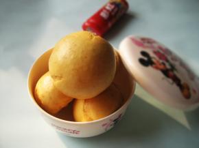 成品，这是胡萝卜加水打成泥，做好的馒头，颜色浅。