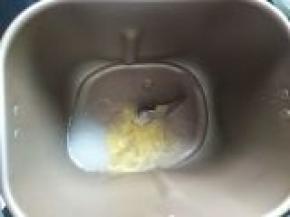 面包桶里先放鸡蛋液和水，盐和细砂糖对角分开放