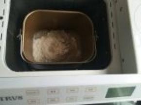 把面包桶装回面包机器里