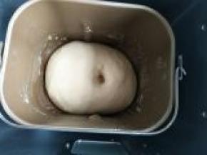 把面团直接放面包机里进行发酵，发2-2.5倍大，手指蘸点面粉戳个洞不回缩表明发好了