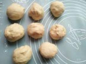 把面团按压排气，平均分成8等份，盖保鲜膜醒面15分钟