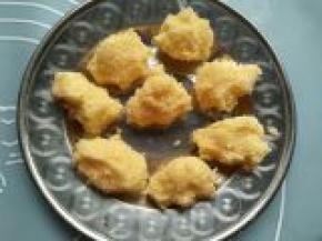 醒面的时候接着做椰蓉馅，黄油隔热水融化，加入细砂糖搅打均匀，再加入鸡蛋液搅打均匀，最后加入椰蓉，混合均匀，平均分成8份