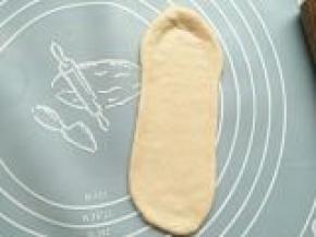 取一个面团擀成长面片