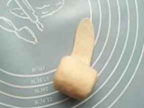 从下往上卷起，边边压薄