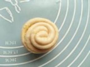 卷起，用手轻轻整理一下