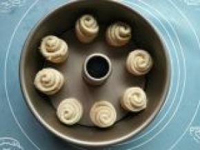 全部做好放入8寸中空模具，也可以放8寸戚风蛋糕模具