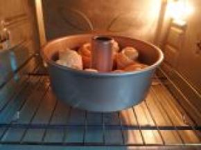 烤箱底层180℃预热5分钟，烤20分钟，上色满意盖锡纸，以免颜色过深