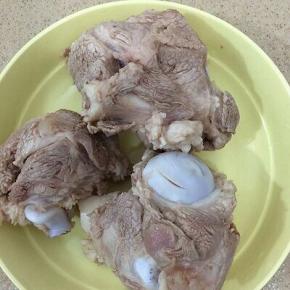 捞出大骨用水冲洗干净